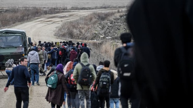 Турция призвала Грецию прекратить депортацию беженцев