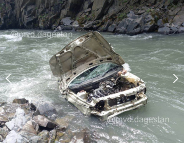 Камнепад унес в обрыв "Жигули" в Дагестане (ФОТО)