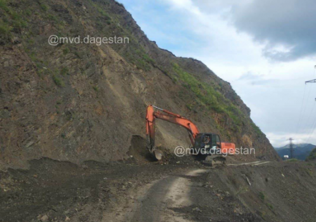 Камнепад унес в обрыв "Жигули" в Дагестане (ФОТО)