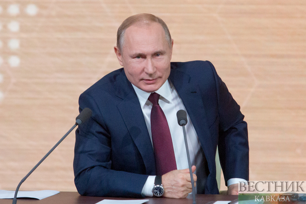 Владимир Путин одерживает убедительную победу на президентских выборах с почти 64% голосов