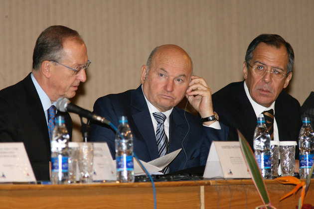 Лужков покинул конференцию ЮНЕСКО не пообщавшись с прессой