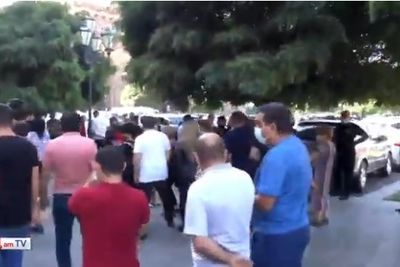 Импортеры одежды и обуви протестуют против Пашиняна в Ереване