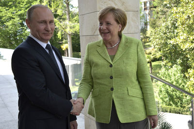 Меркель на встрече с Махмудом Аббасом призвала ООН дать оценку действиям сирийских властей