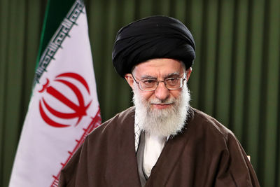 Аятолла Хаменеи проклял атомную бомбу и пожурил руководство страны